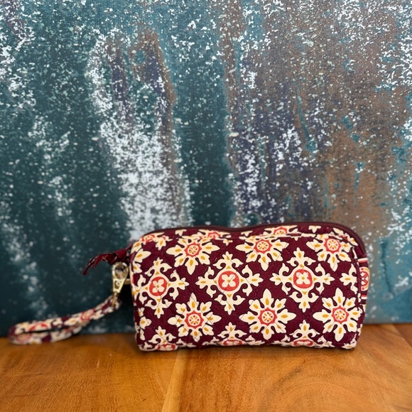 Vera Bradley Handbags - Vera Bradley Vintage  RETIRED 2006 Medallion Wristlet